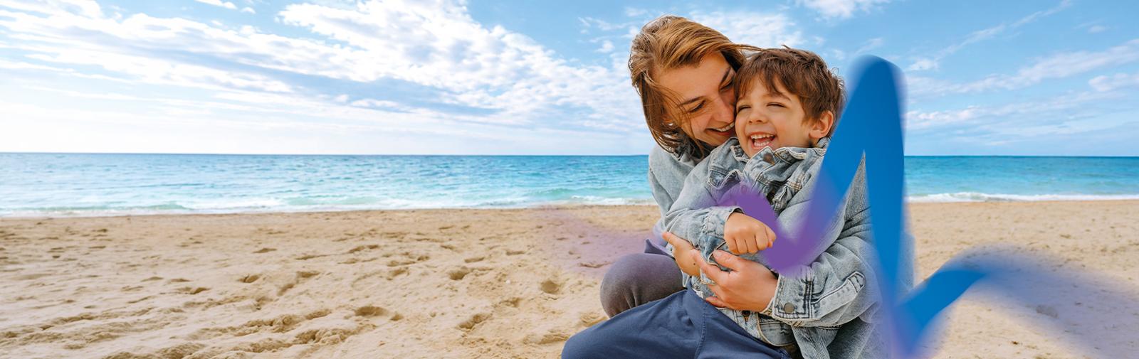 Familia sonriendo en la playa, imagen de Sanitas Dental